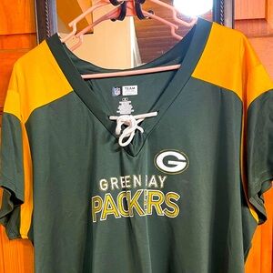 Woman’s NFL Packers Top, excellent condition, hardly worn.